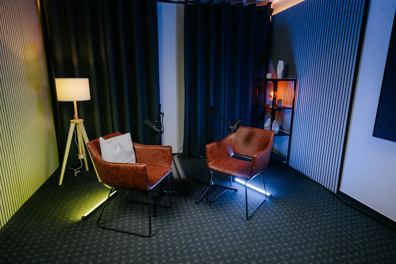 Studio Eiche mit farbigem Hintergrundlicht