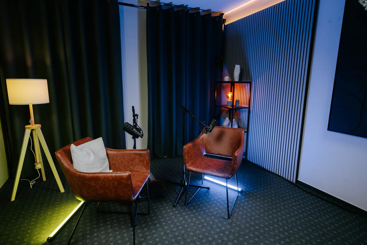Studio Eiche mit Sesseln und warmem Licht