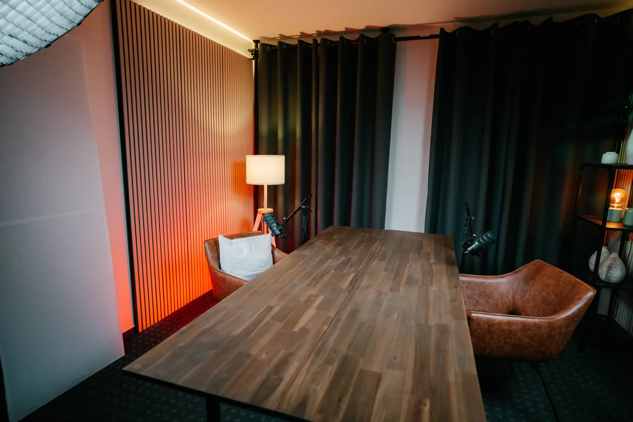 Studio Eiche mit Tisch für Gesprächsrunden