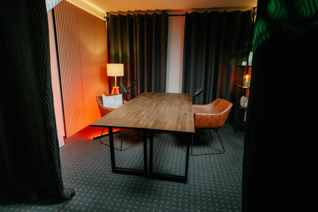 Studio Eiche mit Tisch und Leuchte